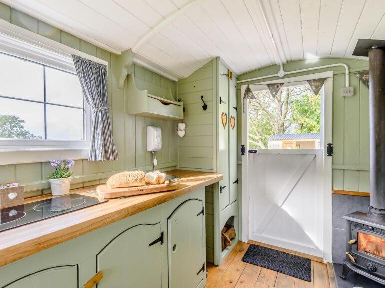 Ewe Retreat Shepherds Hut Hereford Exterior photo