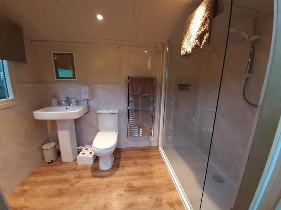 Ewe Retreat Shepherds Hut Hereford Exterior photo