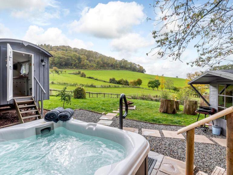 Ewe Retreat Shepherds Hut Hereford Exterior photo